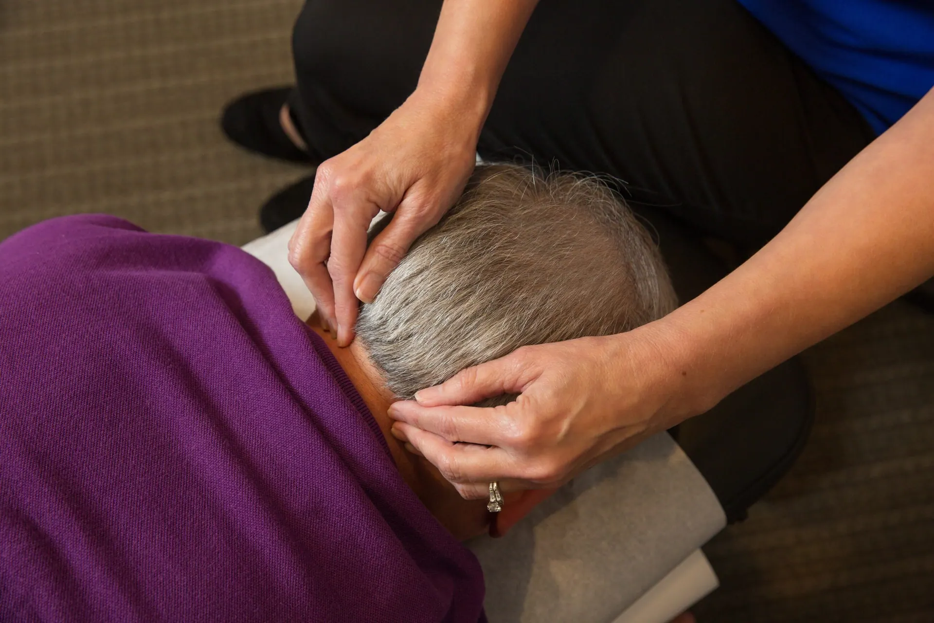 old man having a neck pain treatment