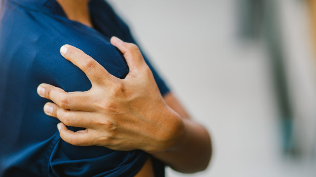 man touch her rotator cuff pain